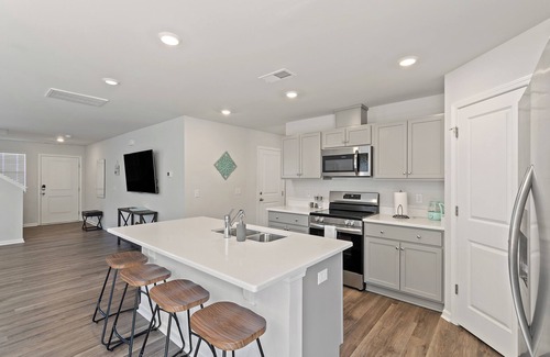 Southport Casa | Southport Retreat! Beautiful 3 BR house! Family-oriented and pet-friendly!