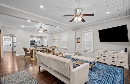 Southport Casa | Southport Salty Patriot-Walk to DT/Pets/Fully fenced with firepit!