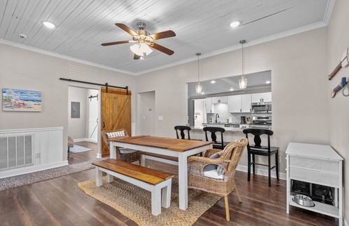 Southport Casa | Southport Salty Patriot-Walk to DT/Pets/Fully fenced with firepit!
