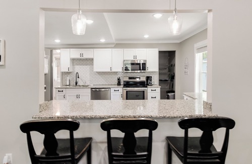 Southport Casa | Southport Salty Patriot-Walk to DT/Pets/Fully fenced with firepit!