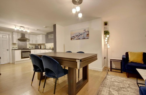 Portsmouth Apartamento | Southsea Apartment-Parking-Pool-Hot tub