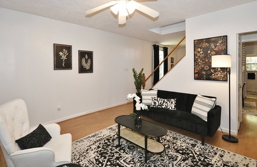 South Side Slopes Casa | SouthSide 2 Bed home w/ outdoor space & parking