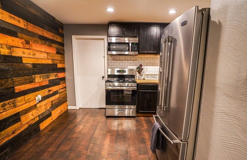 South Side Flats Casa | Southside Entire home: 2story+2BR -steps from E. Carson