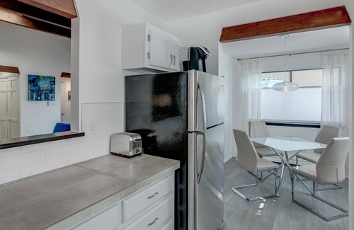 Santa Fe Casa | Suroeste moderna casa adosada de 2 habitaciones y 2 baños con patio privado ubicado en el centro