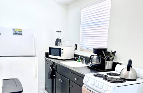 Hollywood South Central Beach Condominio | Southwinds #6 for 3 Just Steps from the beach