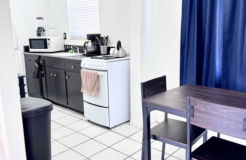 Hollywood South Central Beach Condominio | Southwinds #6 for 3 Just Steps from the beach