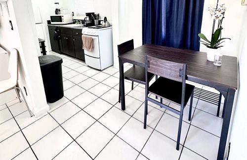 Hollywood South Central Beach Condominio | Southwinds #6 for 3 Just Steps from the beach