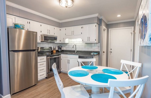 Morehead City Condominio | Southwinds A7 Located in Oceanfront Complex Direct Oceanfront
