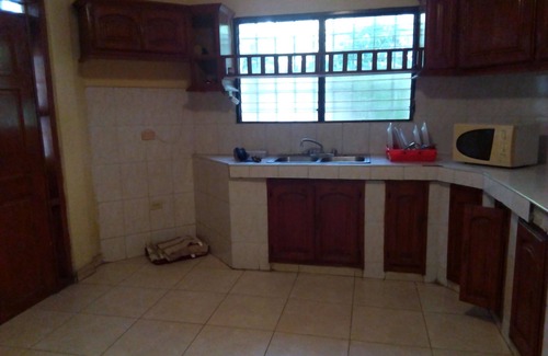 Petionville Apartamento | Casa de souvenirs: 4br, Wifi, TV, AC, 24h elect, Nevera ...