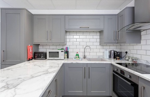 Buckland Apartamento | Sovereign Gate is a renovated commercial block converted into 2 x 2 bedroom apartments, situated in the heart of Portsmouth City. Free parking and great for access to major transport links, continental ferries and Gunwharf Quays.