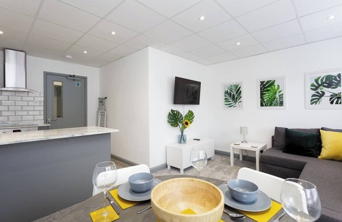 Buckland Apartamento | Sovereign Gate is a renovated commercial block converted into 2 x 2 bedroom apartments, situated in the heart of Portsmouth City. Free parking and great for access to major transport links, continental ferries and Gunwharf Quays.