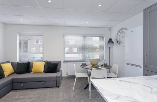 Buckland Apartamento | Sovereign Gate is a renovated commercial block converted into 2 x 2 bedroom apartments, situated in the heart of Portsmouth City. Free parking and great for access to major transport links, continental ferries and Gunwharf Quays.