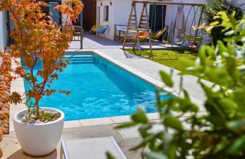 Sorgues Villa | Spéciale Halloween - Idéal Familles & Groupes - 15min Parc Spirou - Nocturnes les 25, 30, 31 octobre et le 1er novembre - 10min Avignon - 5min Gare - Grand jardin clos - Parking gratuit - Au calme - Maison haut de gamme