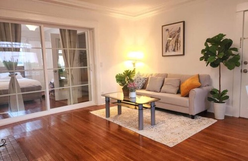 Alhambra Apartamento | SP18 Prime location LUXE 2Bedroom / 1Bath Apartment kingsize bed!