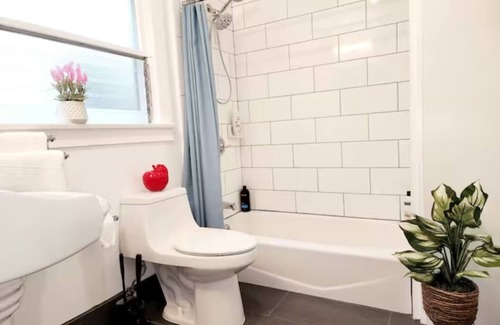 Alhambra Apartamento | SP18 Prime location LUXE 2Bedroom / 1Bath Apartment kingsize bed!