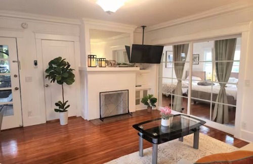 Alhambra Apartamento | SP18 Prime location LUXE 2Bedroom / 1Bath Apartment kingsize bed!