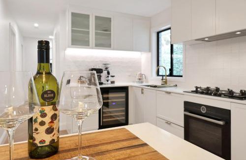 Belmont Casa | Spa Haus Belmont- 2 King beds, Spa, Pets Welcome, Beaches, Golf, Shopping, Geelong