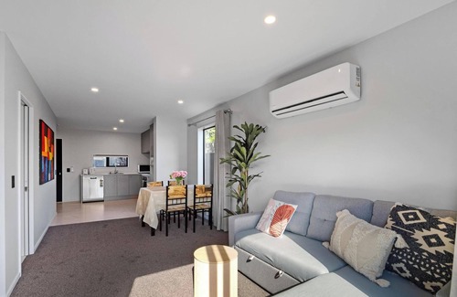 Linwood Casa | Spa Hideaway in Central City + Parking !
