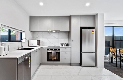 Linwood Casa | Spa Hideaway in Central City + Parking !