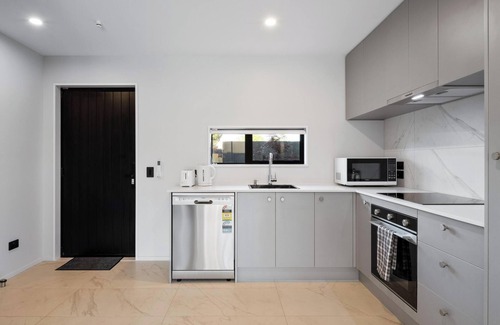 Linwood Casa | Spa Hideaway in Central City + Parking !