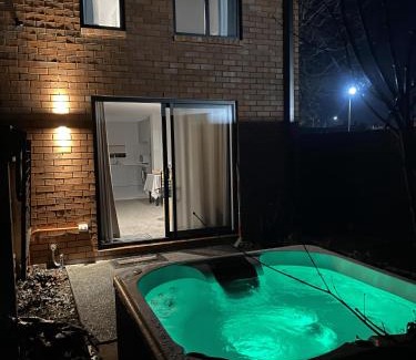 Linwood Casa | Spa Hideaway in Central City with Parking