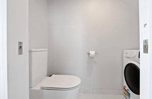 Linwood Casa | Spa Hideaway in Central City with Parking