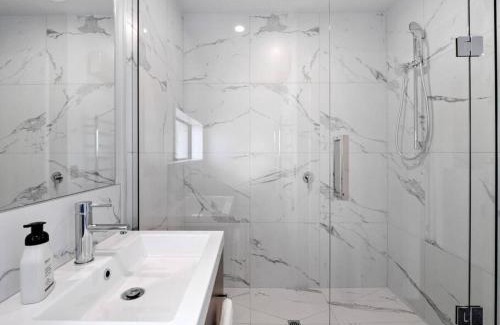 Linwood Casa | Spa Hideaway in Central City with Parking