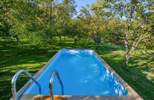 Saint-Cybranet Chalet De Esquí | spa privatif intérieur du chalet -la truffe- le bois de la pause-