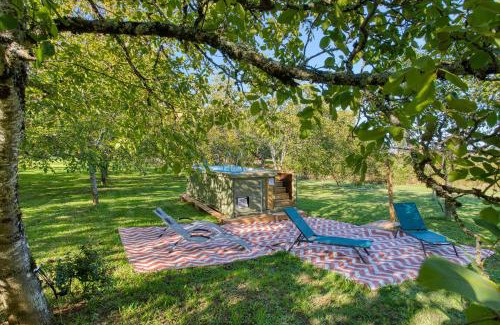 Saint-Cybranet Chalet De Esquí | spa privatif intérieur du chalet -la truffe- le bois de la pause-