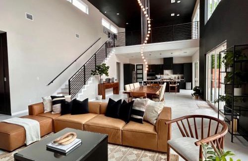 Manchaca Casa | Spa Steam Room Jacuzzi Pool Events