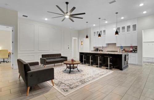 Wedgefield Casa | SpaceX BY R2 Shared Bath
