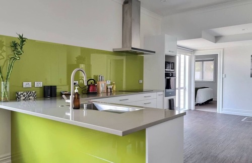 Remuera Apartamento | Spacious 5-bedroom Bungalow in Remuera w Parking