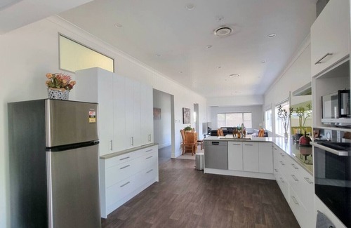 Remuera Apartamento | Spacious 5-bedroom Bungalow in Remuera w Parking