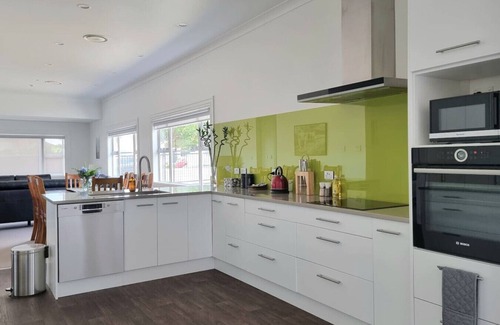 Remuera Apartamento | Spacious 5-bedroom Bungalow in Remuera w Parking
