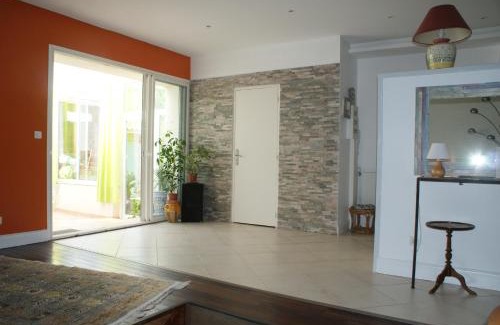 Bessan Casa | Spacieuse maison de village climatisée avec jardin patio