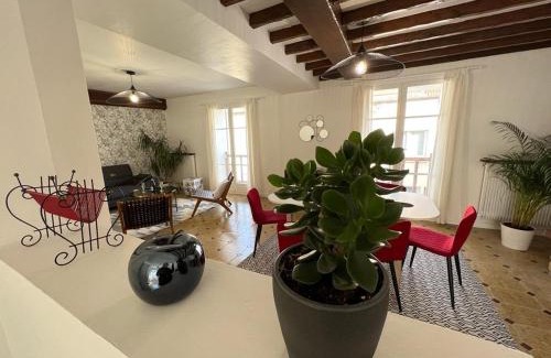 Ay Apartamento | SPACIEUSE MAISON DE VILLE avec garage privé fermé