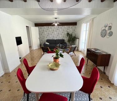 Ay Apartamento | SPACIEUSE MAISON DE VILLE avec garage privé fermé