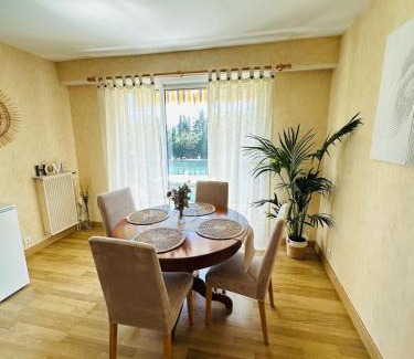 Villeneuve-Loubet Apartamento | Spacieux 2 chambres 65m2 climatisé au village médiéval entre Nice et Antibes