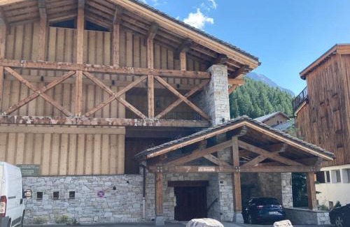 Val-d'Isere Apartamento | Spacieux 4 pièces avec cheminée, balcon et parking à Val-d'Isère - FR-1-567-67