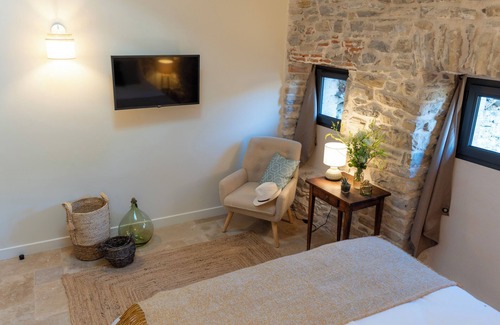 Saint-Julien-les-Rosiers Otro | Spacious luxury with 5 uniquely styled bedrooms for groups of 12 guests ★
