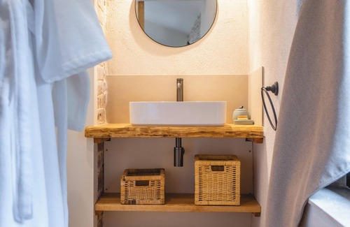 Saint-Julien-les-Rosiers Otro | Spacious luxury with 5 uniquely styled bedrooms for groups of 12 guests ★