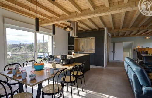Saint-Just-Saint-Rambert Cabaña | Amplio Gîte Renovado con Jardín, Terraza, Equipamiento Moderno y Chimenea en Saint-Just-Saint-Rambert