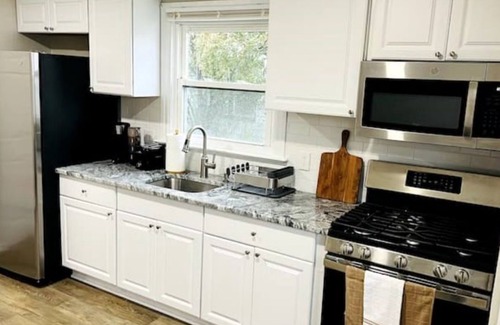 North Brunswick Casa | Spacious Home l King bed l Near RU l Near Hospital