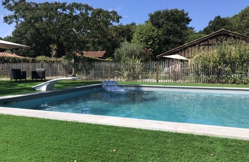 Saint-Geours-de-Maremne Casa | Spacious house in wooded grounds: Swimming pool/Jacuzzi and Tennis court