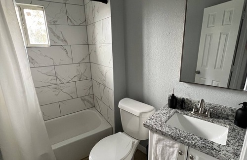 Greater East End Apartamento | Spacious 1 bed / 1 bath with granite kitchen - just a mile from EaDo/Stadiums