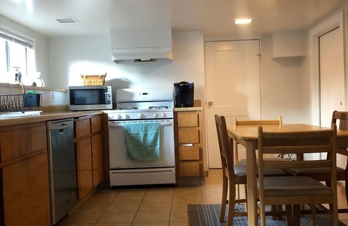West Alameda Casa | Amplio apartamento de planta baja de 1 cama / 1 baño en dúplex