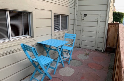 West Alameda Casa | Amplio apartamento de planta baja de 1 cama / 1 baño en dúplex