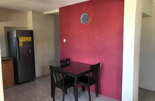 Silver Sands Apartamento | Spacious, 1 bedroom apt with AC & WI FI, in Ch. Ch. on public transport route.