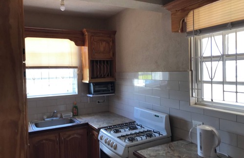 Silver Sands Apartamento | Spacious, 1 bedroom apt with AC & WI FI, in Ch. Ch. on public transport route.