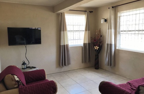 Silver Sands Apartamento | Spacious, 1 bedroom apt with AC & WI FI, in Ch. Ch. on public transport route.